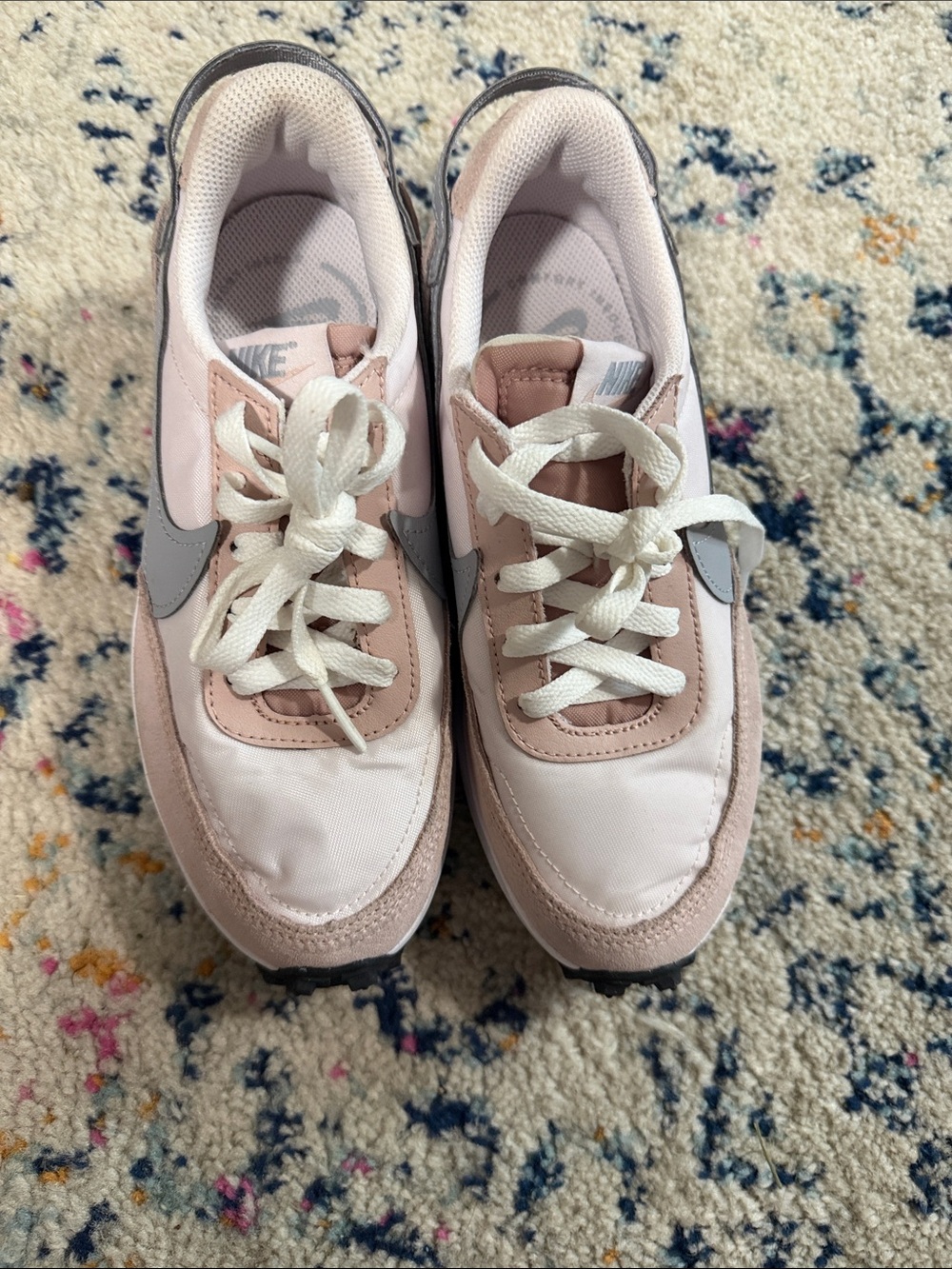 Nike EUC Women’s Pink and Gray Low-Top Sneakers